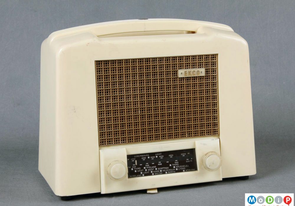 Ekco U122 radio